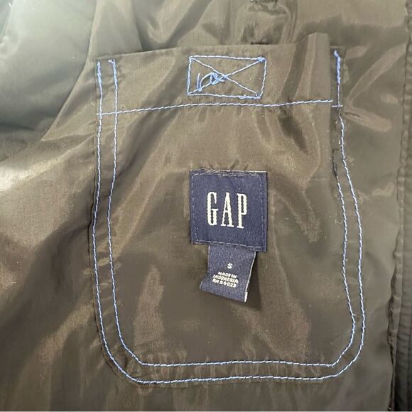 GAP Womens SZ S Cropped Puffer Down Vest Black Zip Detachable Hood Faux Fur - Picture 11 of 12